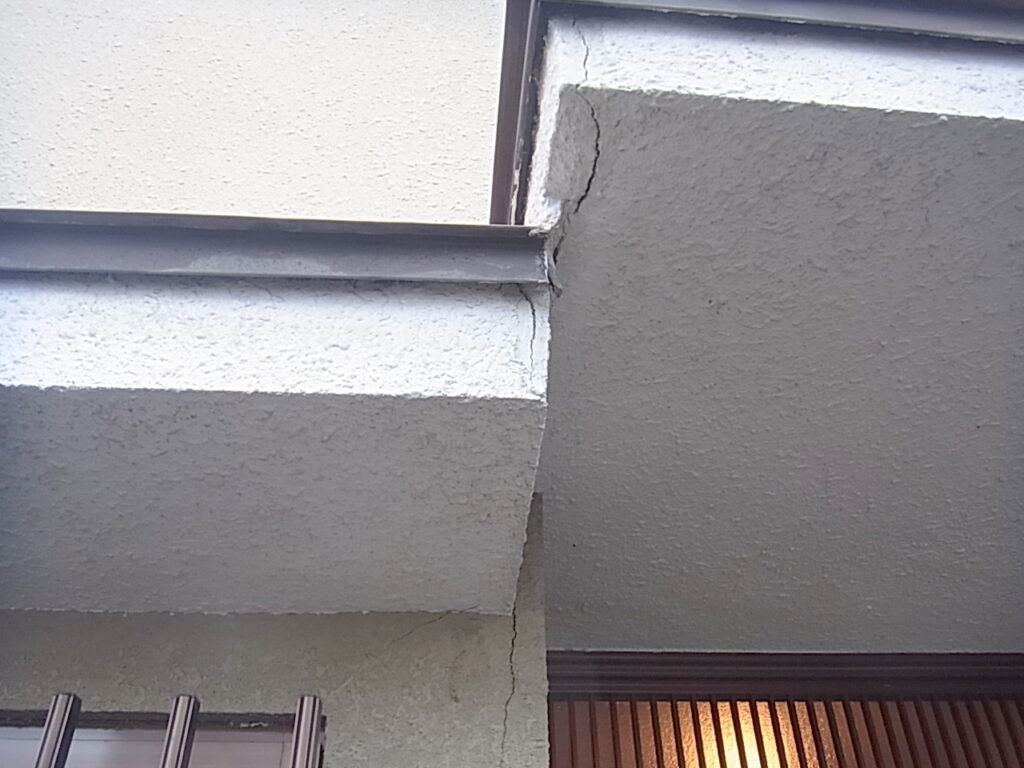 ひびの入った外壁